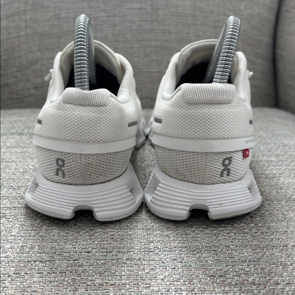 On Cloud 5 Running Shoes Sneakers in White Women’s Size 7 - Picture 4 of 8